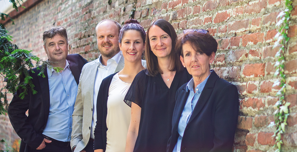 Gruppenbild_Mauer_hintereinander_NEU